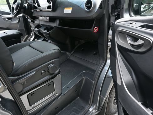 Used 2025 Mercedes-Benz Sprinter 2500 image 24