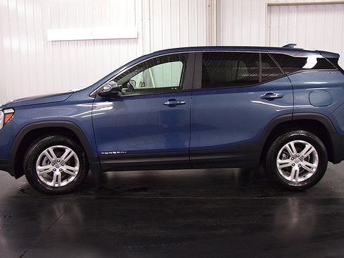 Used 2024 GMC Terrain SLE image 4