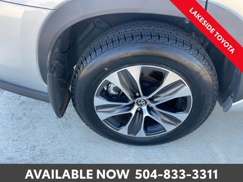 Used 2023 Toyota Highlander XLE image 12