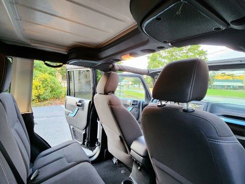 Used 2015 Jeep Wrangler Unlimited Sahara AWD/4WD image 35