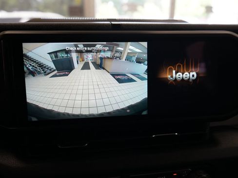 Used 2024 Jeep Wrangler Unlimited AWD/4WD image 8