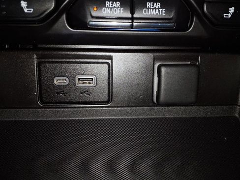 Used 2023 Chevrolet Suburban Z71 image 25