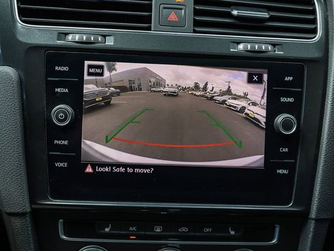 Used 2019 Volkswagen Golf SE image 25