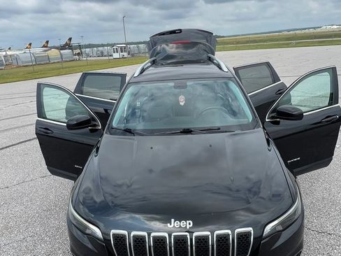 Used 2019 Jeep Cherokee Latitude Plus FWD image 18