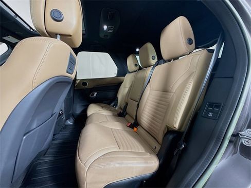 Used 2023 Land Rover Discovery Metropolitan Edition image 24