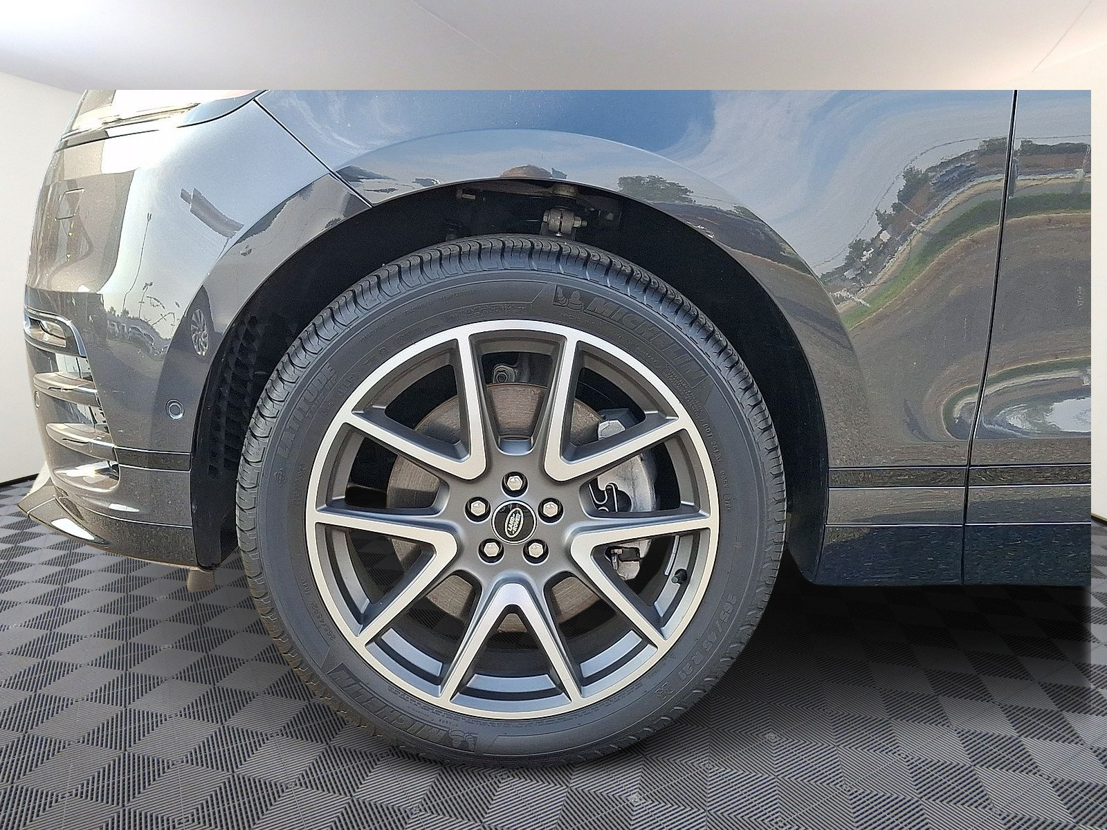 Certified 2026 Land Rover Range Rover Velar Dynamic SE AWD/4WD image 2