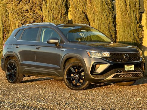 Certified 2022 Volkswagen Taos SE image 2