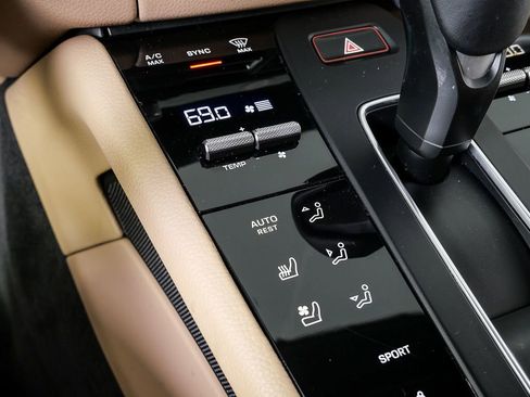 Certified 2022 Porsche Macan S AWD/4WD image 18