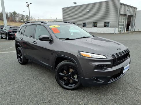 Used 2018 Jeep Cherokee Latitude w/ Altitude Package image 3