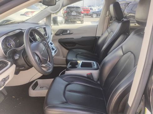 Used 2023 Chrysler Pacifica Touring-L image 8
