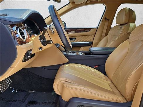 Used 2018 Bentley Bentayga AWD/4WD image 17