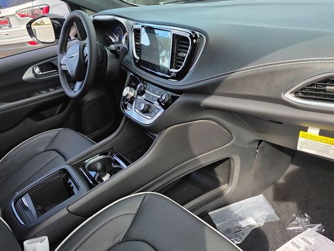 New 2026 Chrysler Pacifica Limited w/ Uconnect Theater Family Group image 13