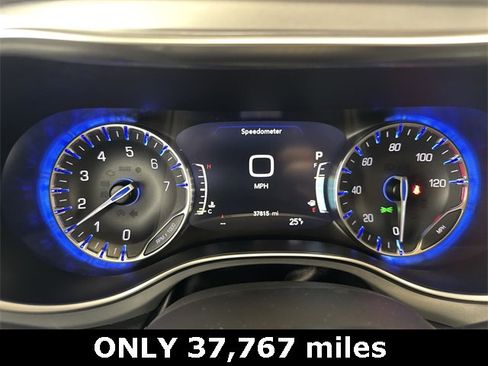 Used 2025 Chrysler Pacifica Limited image 17