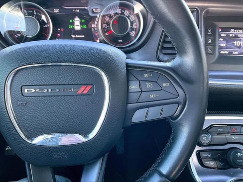 Used 2015 Dodge Challenger SXT image 16