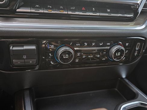 Certified 2022 Chevrolet Silverado 1500 High Country w/ Technology Package AWD/4WD image 34