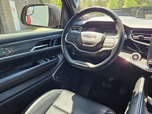 Used 2022 Jeep Wagoneer Series II RWD image 9
