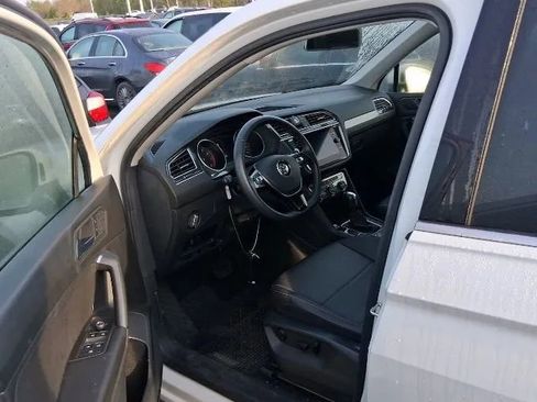 Used 2020 Volkswagen Tiguan SE w/ Panoramic Sunroof Package AWD/4WD image 2