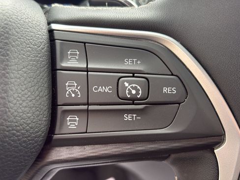 Used 2024 Jeep Grand Cherokee L Laredo image 9