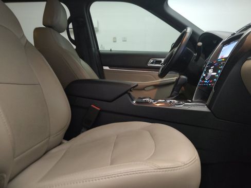 Used 2018 Ford Explorer Limited w/ Equipment Group 301A FWD image 21
