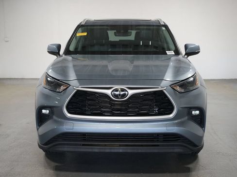 Used 2022 Toyota Highlander XLE FWD image 2