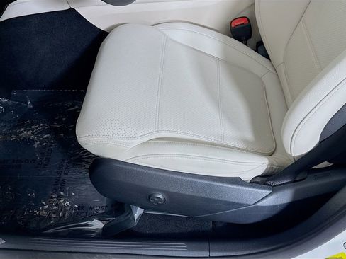 Used 2025 Mercedes-Benz GLC 350e 4MATIC image 20