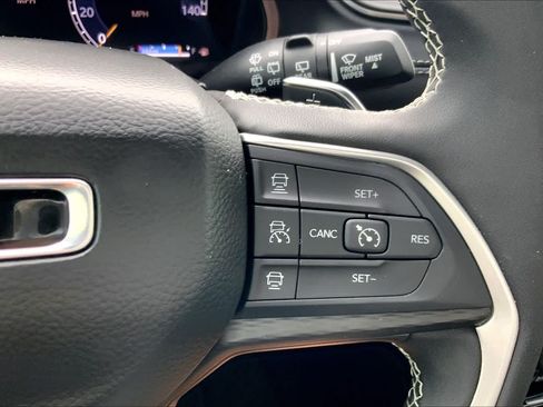 Used 2025 Jeep Grand Cherokee Laredo AWD/4WD image 25