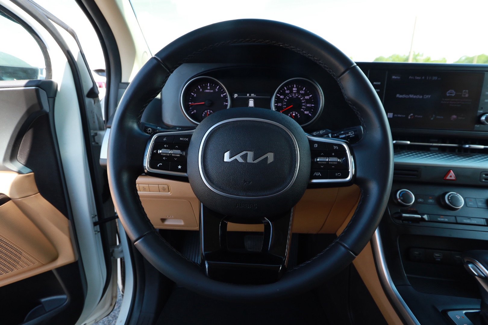 Used 2024 Kia Carnival LX FWD image 10