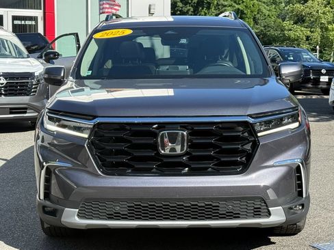 Used 2025 Honda Pilot Touring image 2