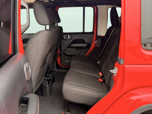 Used 2018 Jeep Wrangler Unlimited Sahara w/ Uconnect 4C Nav & Sound Group AWD/4WD image 19