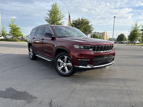 Used 2022 Jeep Grand Cherokee L Limited AWD/4WD image 2