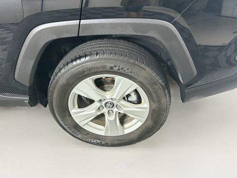 Used 2019 Toyota RAV4 XLE w/ Convenience Package FWD image 11