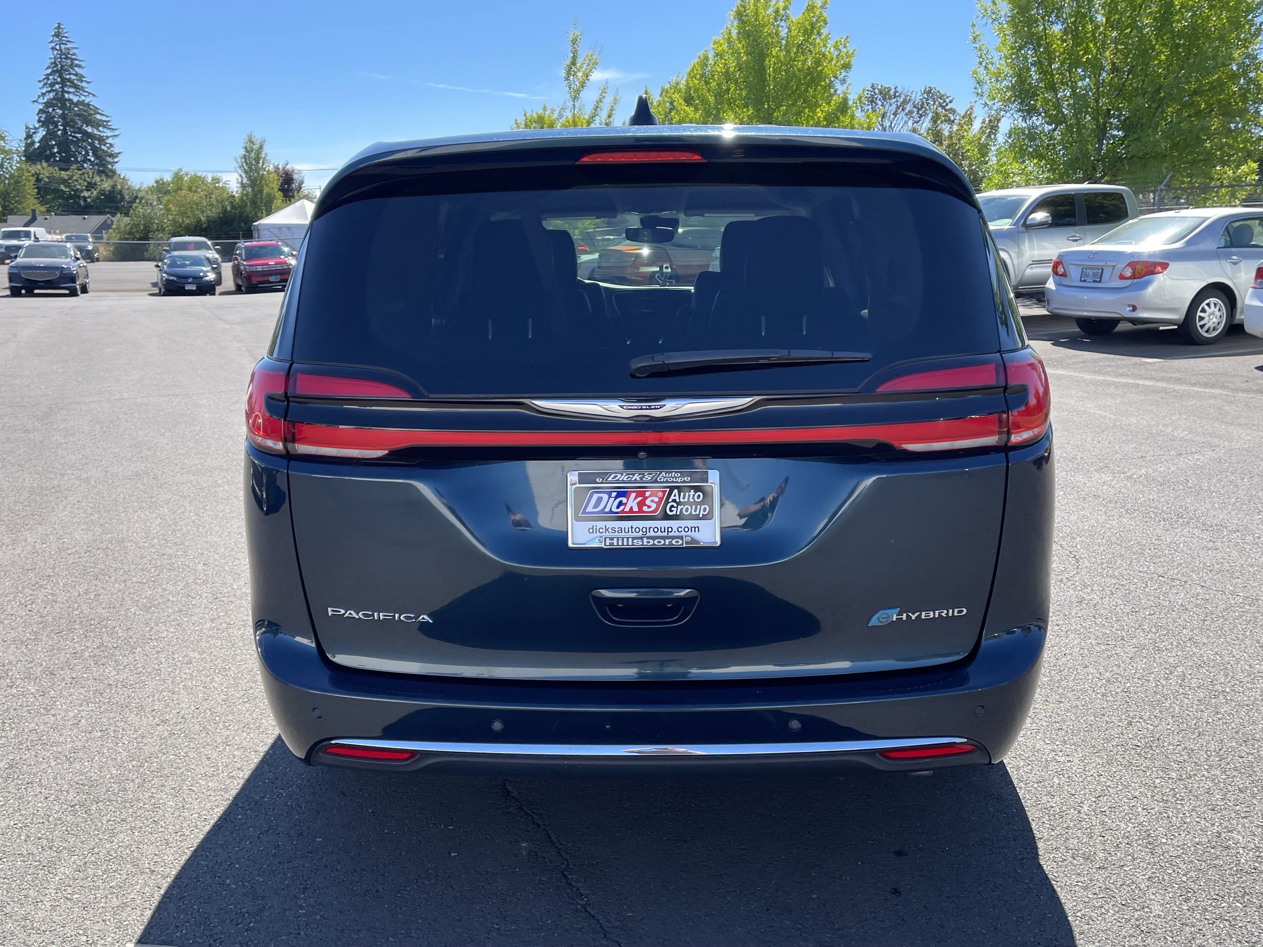 Used 2023 Chrysler Pacifica Touring-L FWD image 4