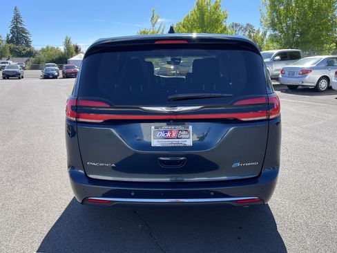 Used 2023 Chrysler Pacifica Touring-L FWD image 4