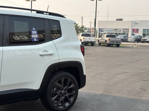 Used 2023 Jeep Renegade Latitude AWD/4WD image 7
