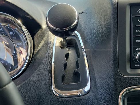 Used 2012 Chrysler Town & Country Touring FWD image 10