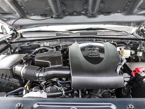 Used 2018 Toyota Tacoma SR image 15