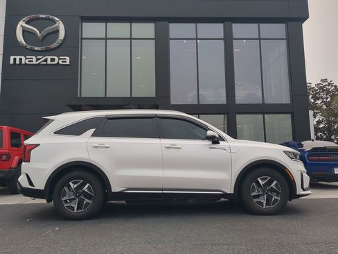 Used 2023 Kia Sorento EX image 2