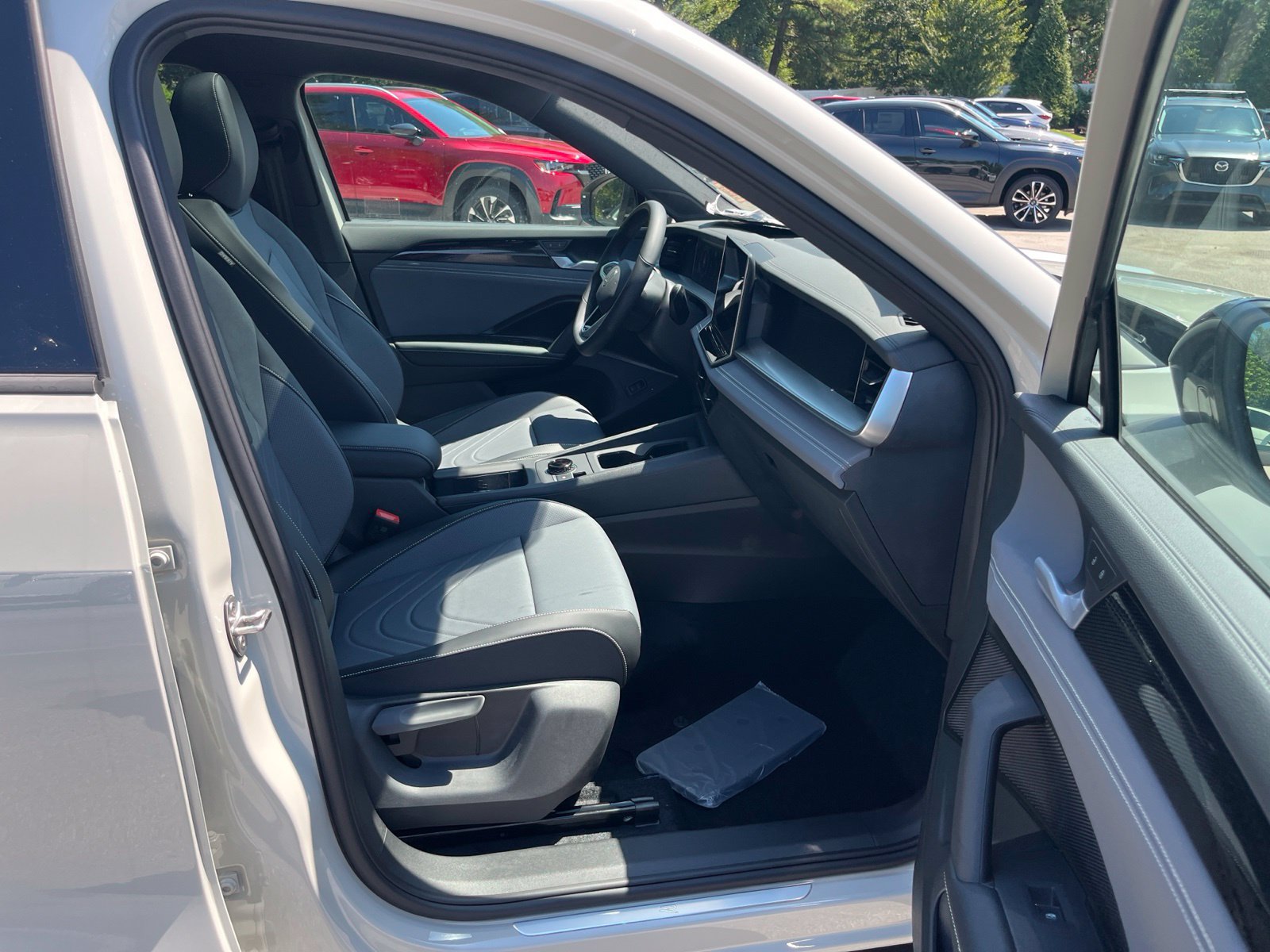 New 2026 Volkswagen Tiguan SE R-Line FWD image 28