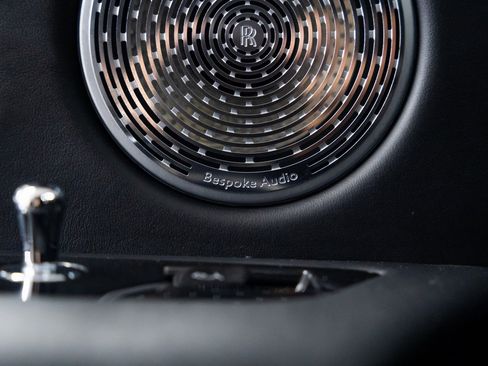 Used 2020 Rolls-Royce Cullinan Black Badge image 17