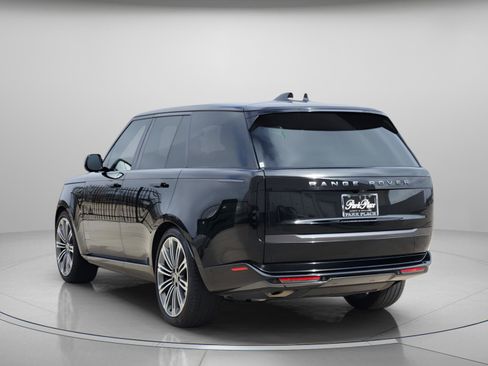 Used 2025 Land Rover Range Rover SE image 3