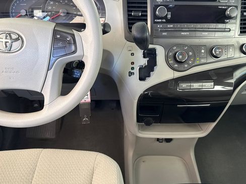 Used 2012 Toyota Sienna LE image 27