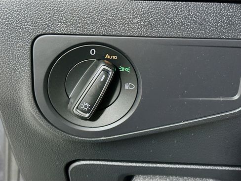 Used 2024 Volkswagen Tiguan SE FWD image 17