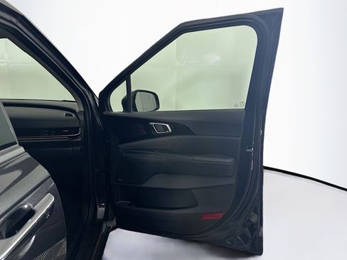 Used 2025 Kia Carnival SX Prestige image 32