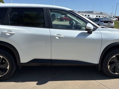 Used 2025 Nissan Rogue SV AWD/4WD image 2