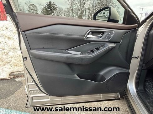 Used 2023 Nissan Rogue Platinum image 9