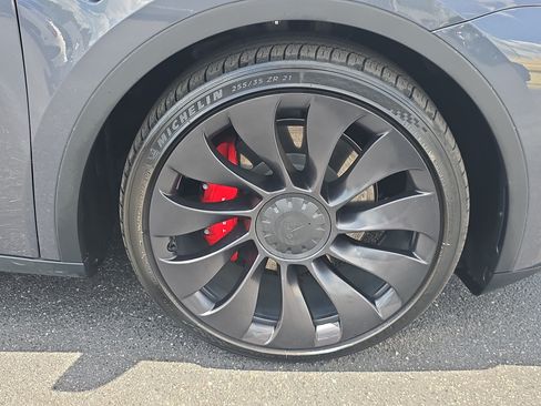 Used 2023 Tesla Model Y Performance AWD/4WD image 3