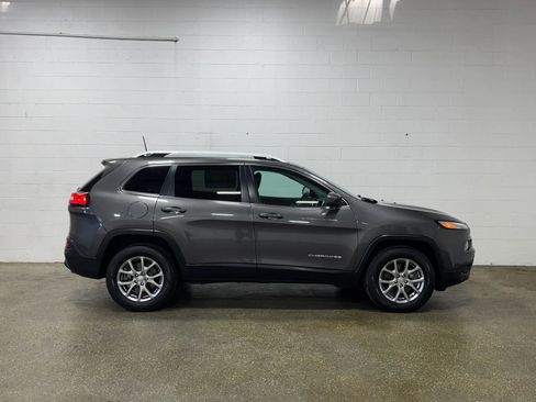 Used 2018 Jeep Cherokee Latitude Plus w/ Cold Weather Group AWD/4WD image 2