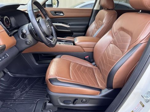 Used 2022 Nissan Pathfinder Platinum w/ Cargo Package image 11