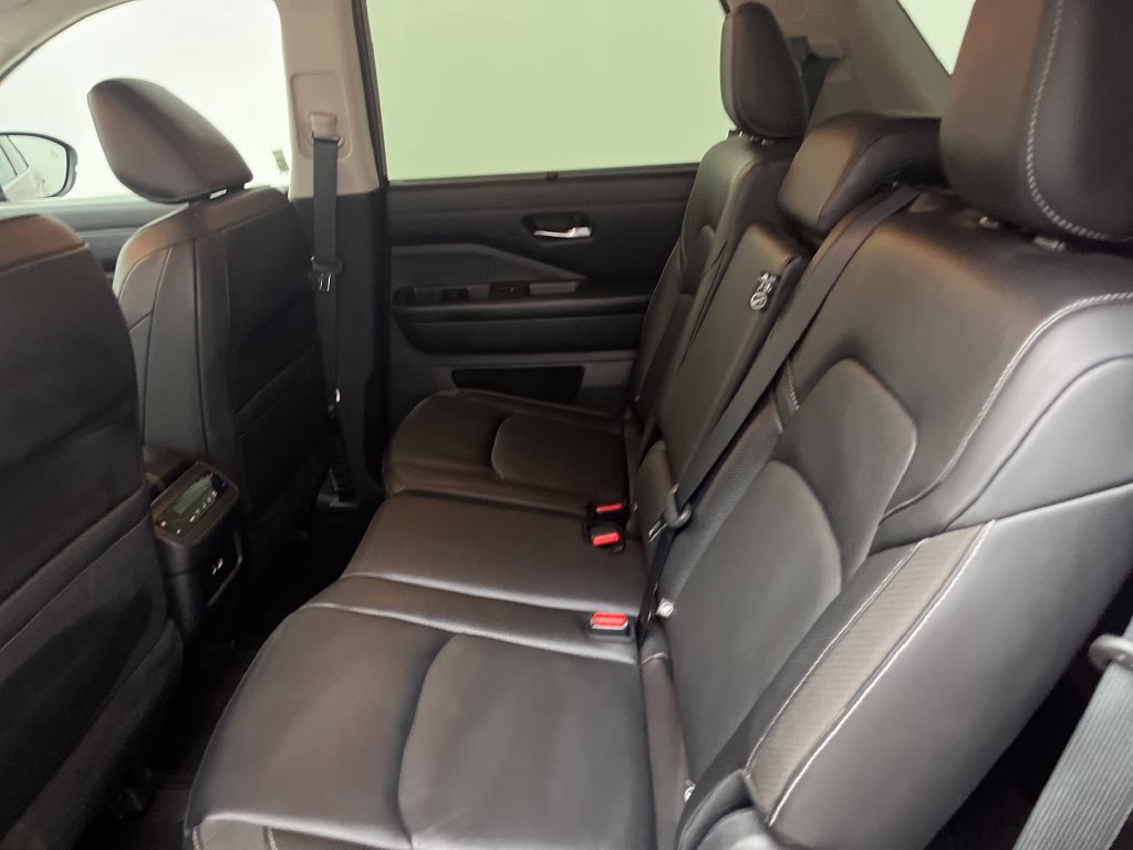 Used 2022 Nissan Pathfinder SL w/ SL Black Package AWD/4WD image 13