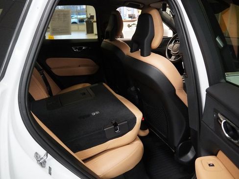 Used 2019 Volvo XC60 T5 Momentum w/ Multimedia Package image 25